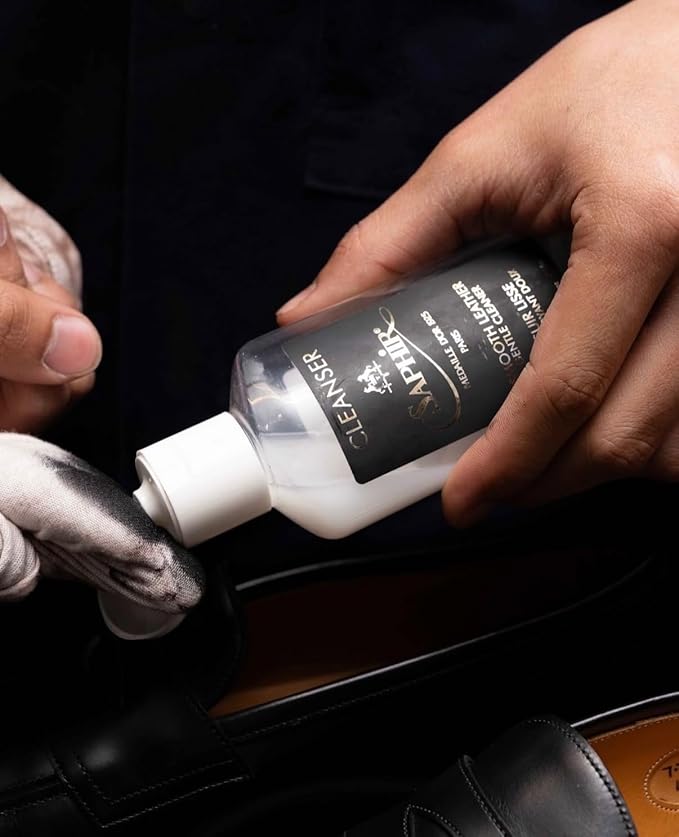 SAPHIR Medaille D’Or Gentle Cleanser Montan wax for smooth leather to remove dirt, excess wax and open pores. Ideal for mirror shine and patina