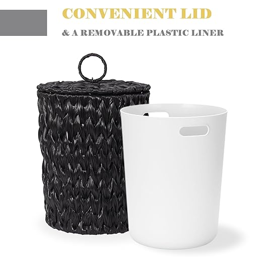 Woven Trash Can with Lid and Liner, 2.6 Gallon Bathroom Garbage Can, Decorative Handwoven Plastic Wicker Waste Basket for Bathroom, Bedroom, Living Room, Office, Home, Black