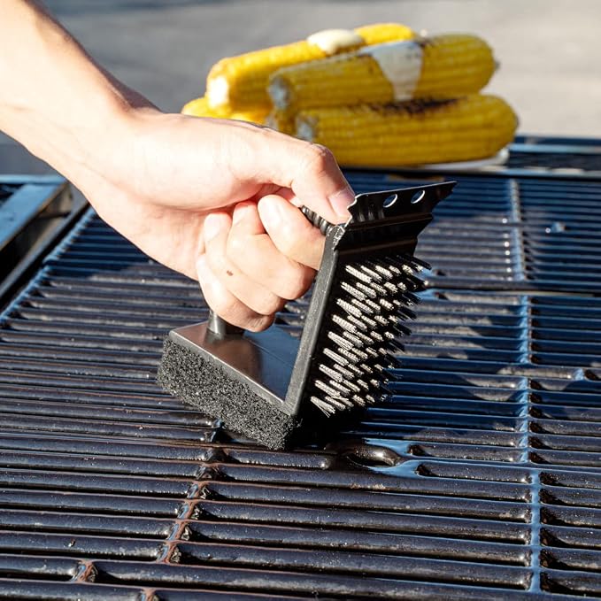 Restaurantware Met Lux 4.5-Inch Grill Brush 1 Handheld Grill Cleaning Tool - Scraper Scouring Pad Silver Plastic Grill Accessory For All Types Of Grills Ergonomic Handle