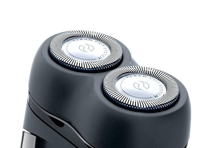 Norelco Travel Men's Shaver with Close-Cut Technology and Independent Floating Heads, Self-Sharpening Blades, 2 x AA Batteries Included by Philips