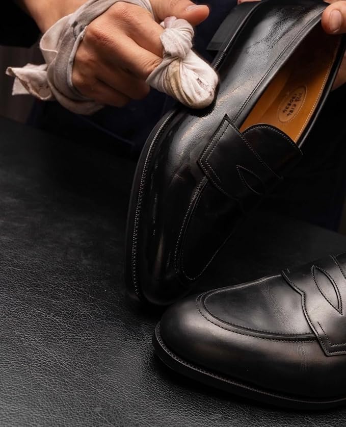 SAPHIR Medaille D’Or Gentle Cleanser Montan wax for smooth leather to remove dirt, excess wax and open pores. Ideal for mirror shine and patina