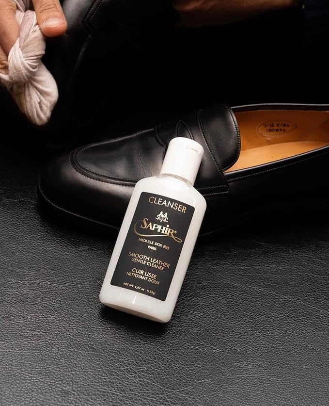 SAPHIR Medaille D’Or Gentle Cleanser Montan wax for smooth leather to remove dirt, excess wax and open pores. Ideal for mirror shine and patina