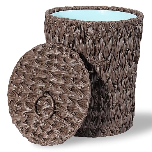 Plastic Wicker Trash Can with Lid - 2.6 Gallon Small Garbage Can with Removable Liner Bucket for Bedroom, Bathroom, Living Room - Boho Hand Woven Waste Basket for Home, Office, Brown