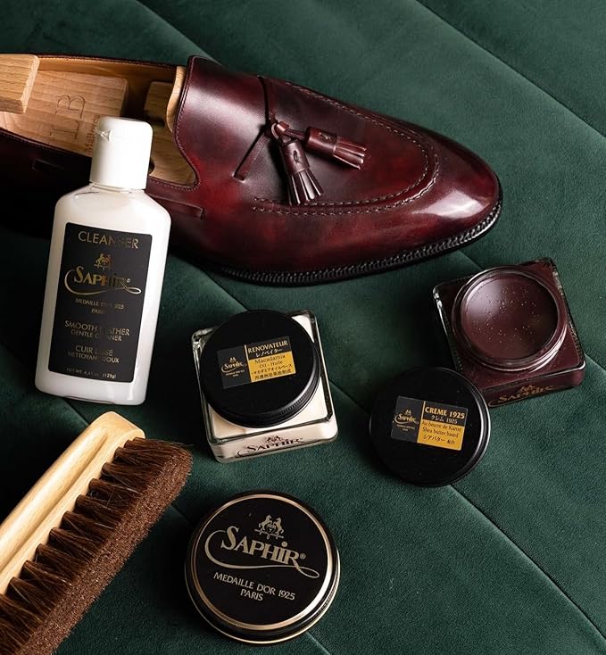 SAPHIR Medaille D’Or Gentle Cleanser Montan wax for smooth leather to remove dirt, excess wax and open pores. Ideal for mirror shine and patina