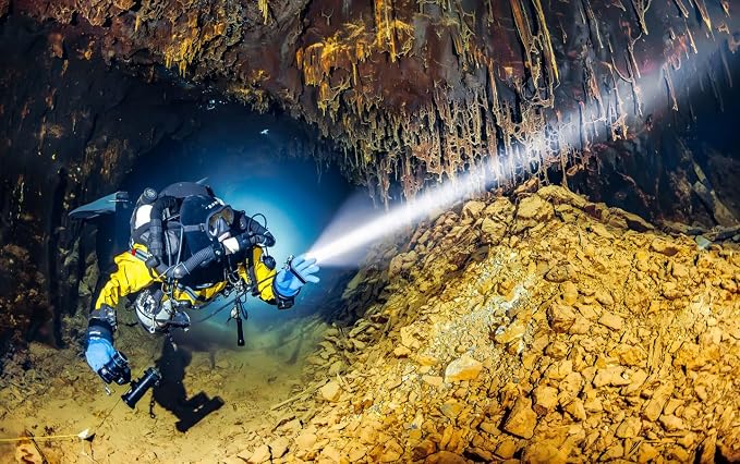 Wurkkos DL30 Dive Light Rechargeable, 3600 Lumens Super Bright Scuba Diving Light, IPX-8 Waterproof Flashlight, 100m Underwater Lights for Night Diving Cave Snorkeling Submersible Safety Lights